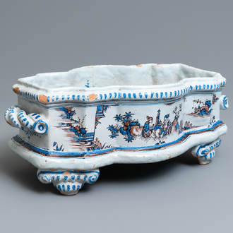 Een grote Franse faïence jardinière met chinoiserie in blauw-wit en mangaan, Nevers, 17e eeuw