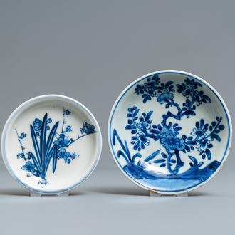 Two small Chinese blue and white plates with floral design, Kangxi en Tianqi