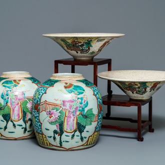 Een paar Chinese famille rose potten en een paar famille verte craquelé kommen, 19/20e eeuw
