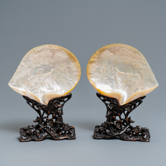 Deux coquillages en nacre sculptés sur socles en bois, Chine, 19ème