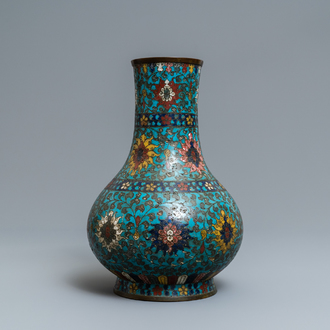 Un vase de forme bouteille en émaux cloisonnés à décor de rinceaux de lotus, Ming