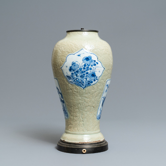 Un vase en porcelaine de Chine à décor en bleu et blanc sur fond céladon à décor incisé, Kangxi