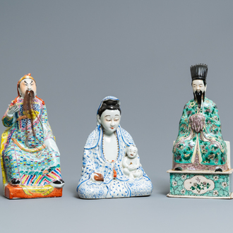 Drie Chinese famille rose en verte figuren, 19/20e eeuw