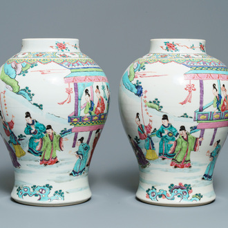 Une paire de vases en porcelaine de Chine famille rose à décor de figures dans un jardin, Yongzheng
