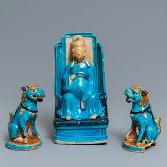 Een Chinese figuuur van Zhenwu op een troon en een paar Boeddhistische leeuwen met turquoise glazuur, Ming