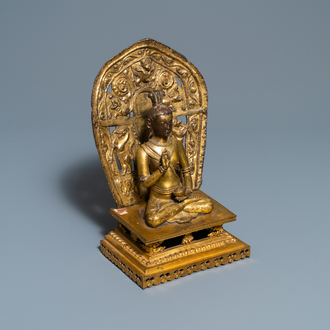 Une figure du Bouddha en bronze doré, Sino-Tibet, 17/18ème