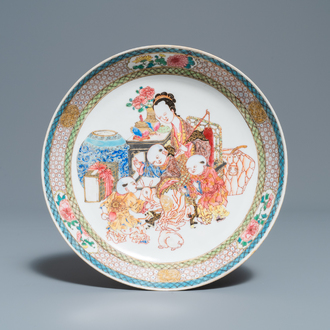 A fine Chinese famille rose plate with a lady and three boys, Yongzheng