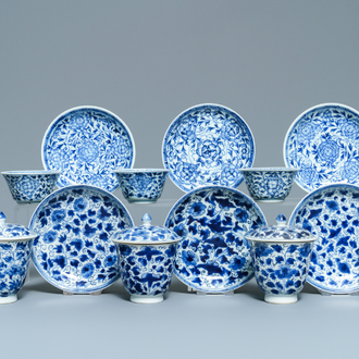 Zes Chinese blauw-witte (deksel-)koppen en schotels, Kangxi