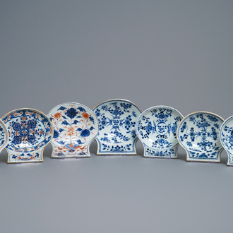 Sept coupes en forme de coquille en porcelaine de Chine de style Imari et en bleu et blanc, Kangxi