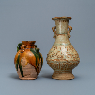 Une verseuse de type sancai et un vase de forme bouteille céladon monochrome, Chine, Tang et Song