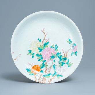 Un plat en porcelaine de Chine famille rose à décor de pivoines, République