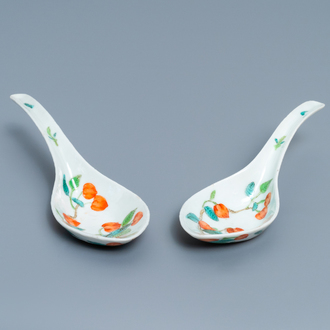 Une paire de cuillères en porcelaine de Chine à décor d'un arbre de pêches, marque et époque de Jiaqing