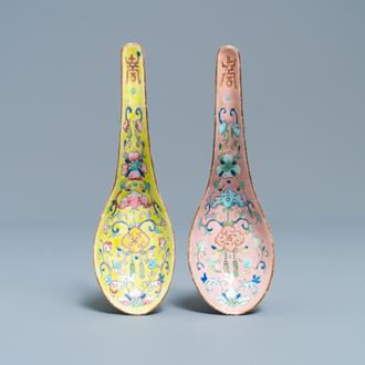 Deux cuillères en porcelaine de Chine à fond jaune et rose, marque et époque de Tongzhi