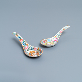 A pair of Chinese Thai market Bencharong spoons, 19th C.