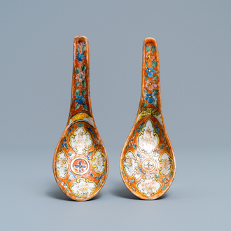 A pair of Chinese Thai market Bencharong spoons, 19th C.