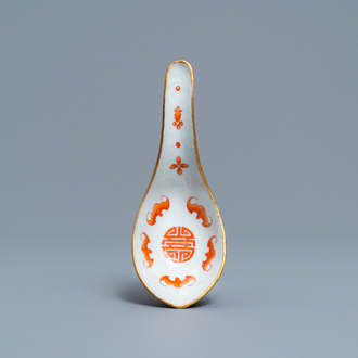 Une cuillère en porcelaine de Chine rouge de fer et doré, marque et époque de Jiaqing