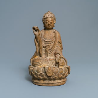 Een Chinese zandstenen figuur van Boeddha, Qing