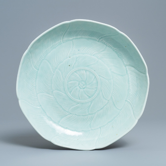 Un plat en porcelaine de Chine céladon monochrome en forme de fleur, Qianlong