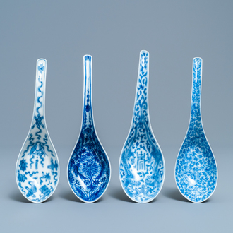 Quatre cuillères en porcelaine de Chine en bleu et blanc, 19/20ème