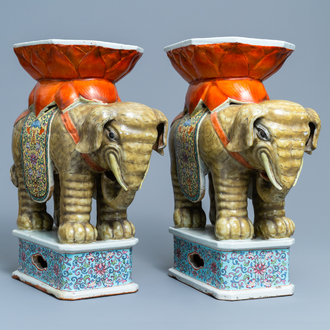Une paire de tabourets en porcelaine de Chine famille rose en forme d'éléphant, 19/20ème