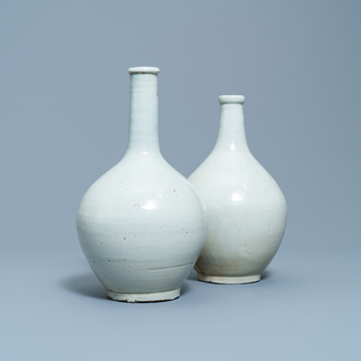 Twee Japanse monochrome witte Arita flessen, Edo, 17e eeuw