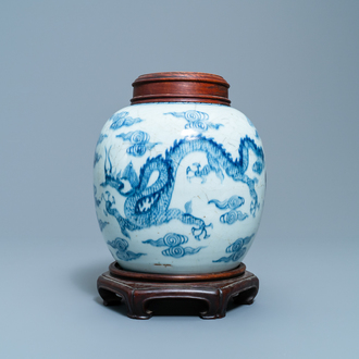 Un pot à gingembre en porcelaine de Chine en bleu et blanc, Yongzheng