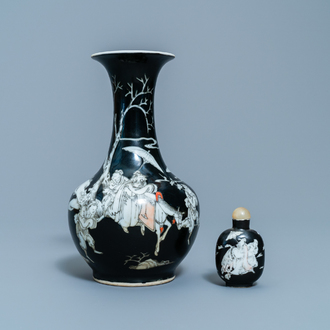Un vase et une tabatière en porcelaine de Chine grisaille et rouge de fer à fond noire, 18ème