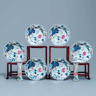 Une paire de vases et six assiettes en porcelaine de Chine famille rose à décor 'feuille de tabac', Qianlong