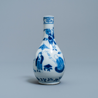 Un vase de forme bouteille en porcelaine de Chine en bleu et blanc, 19ème