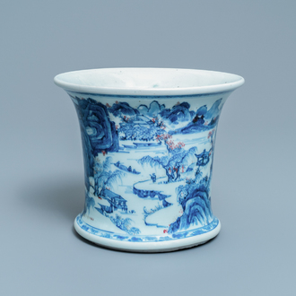 Een fraaie Chinese blauw-witte en koperrode 'Master of the Rocks' penselenbeker, Kangxi