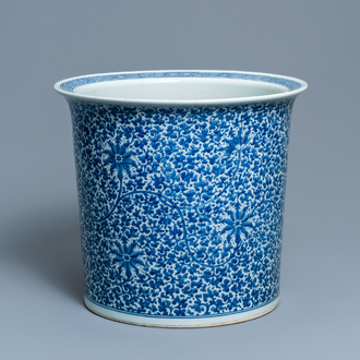 Une grande jardinière en porcelaine de Chine en bleu et blanc, 19ème