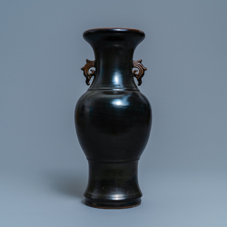 Un vase en porcelaine de Chine monochrome 'teadust', marque de Yongzheng, 19ème