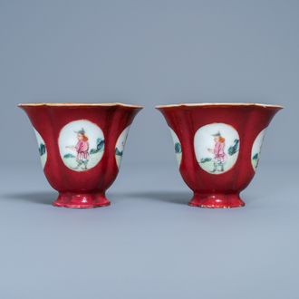 Une paire de tasses à vin en porcelaine de Chine famille rose à fond rouge de rubis, Qianlong