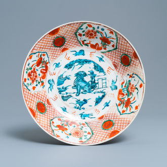 Un plat en porcelaine de Chine dite 'de Swatow' figurant un lion bouddhiste, Ming