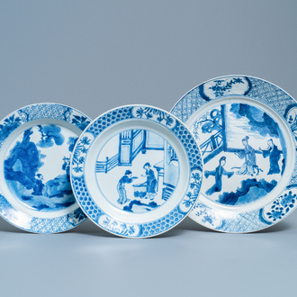 Trois assiettes en porcelaine de Chine en bleu et blanc, marques de Chenghua, Kangxi