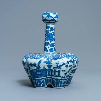 Een Chinese blauw-witte tulpenvaas met antiquiteiten, 19e eeuw