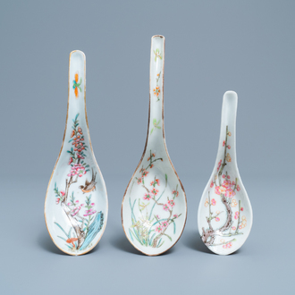 Trois cuillères en porcelaine de Chine famille rose, 19/20ème