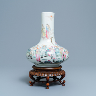 Un vase de forme bouteille en porcelaine de Chine famille rose, marque de Qianlong, République