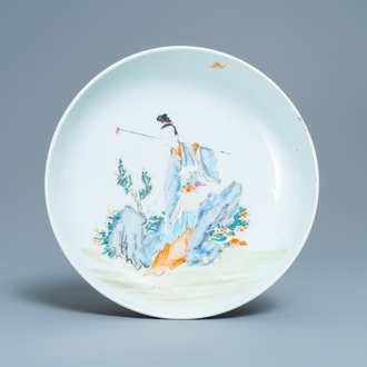 Un plat en porcelaine de Chine famille rose à décor d'une dame dans un paysage, Yongzheng