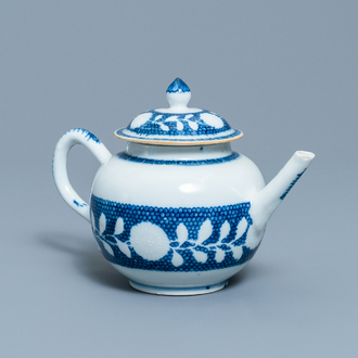 Une théière couverte en porcelaine de Chine en bleu et blanc, Yongzheng/Qianlong