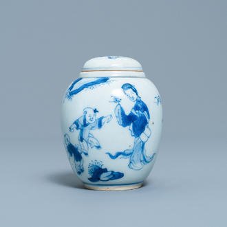 Een Chinese blauw-witte theebus met deksel met spelende jongens, Kangxi