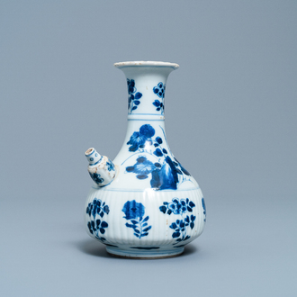 Un kendi en porcelaine de Chine en bleu et blanc à décor de grues, Kangxi
