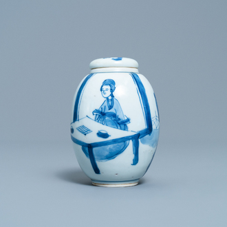 Une boîte à thé couverte en porcelaine de Chine en bleu et blanc, Kangxi