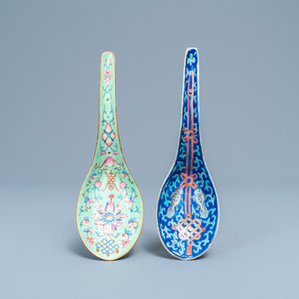 Deux cuillères en porcelaine de Chine famille rose à fond bleu et vert citron, marque et époque de Tongzhi