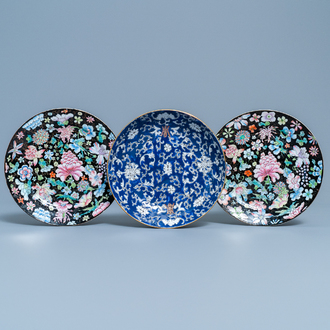 Une paire d'assiettes en porcelaine de Chine famille rose à décor millefleurs et une à fond bleu, 19/20ème