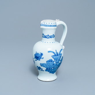 Een Chinese blauw-witte kan met antiquiteiten, Kangxi