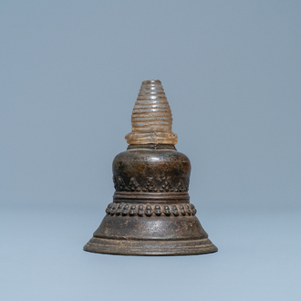 Een bronzen stoepa met bergkristallen yasti, Tibet, 18e eeuw