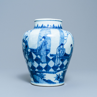 Un vase en porcelaine de Chine en bleu et blanc à décor de figures, Kangxi