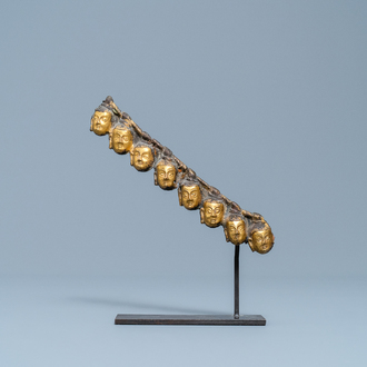 Un fragment de ceinture formé de têtes de Bouddha en bronze doré, Sino-Tibet, 17/18ème