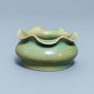 Un lave-pinceaux en porcelaine de Chine céladon de Longquan, Yuan
